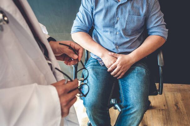 um homem com sintomas de prostatite em consulta médica